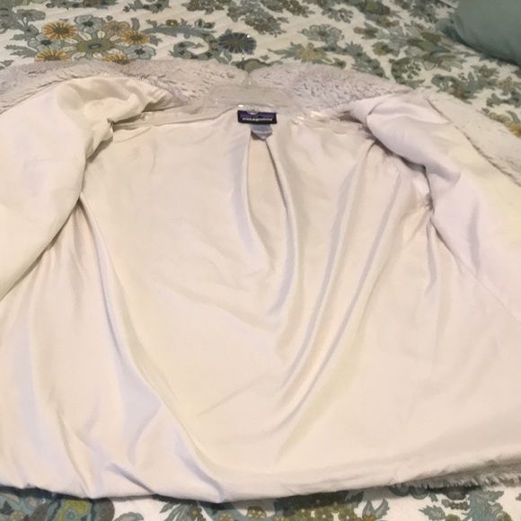 Patagonia woman’s zip up fuzzy cream jacket - Picture 2 of 5